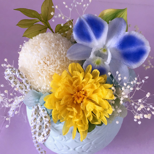 お供えにおすすめの丸くて可愛い菊のアレンジ｜てまり（ブルー）