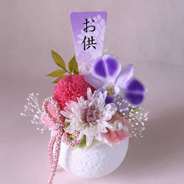 お供えにおすすめの丸くて可愛い菊のアレンジ｜てまり（ピンク）