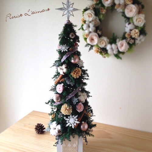 可憐なミニバラを飾った本物素材のクリスマスツリー|ローズツリーL